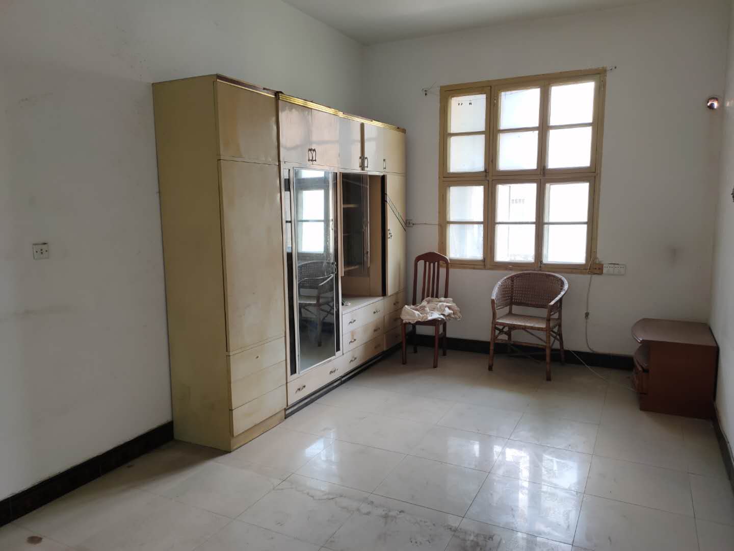 三中附近检查院宿舍中层可过户价格美丽