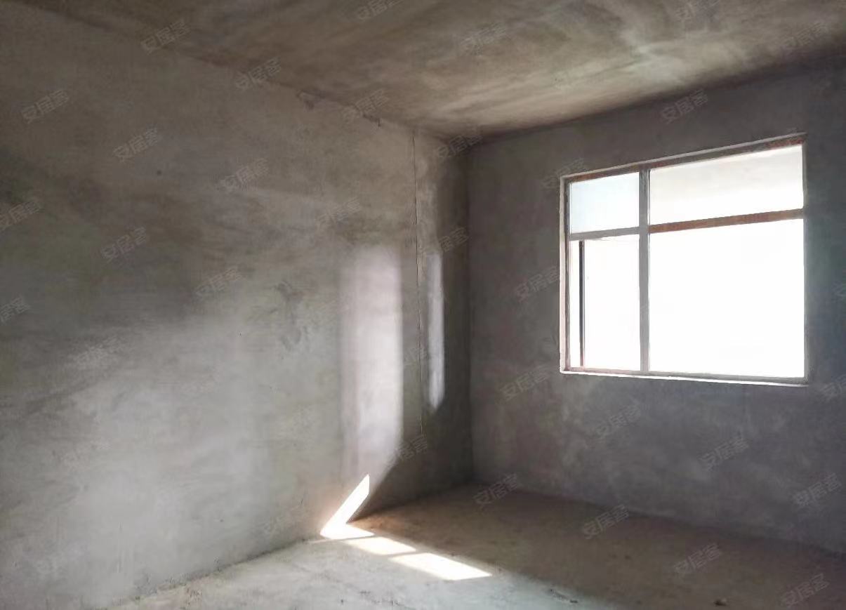 亏，业主急售，三开间朝南，户型好，满二，出门新三中