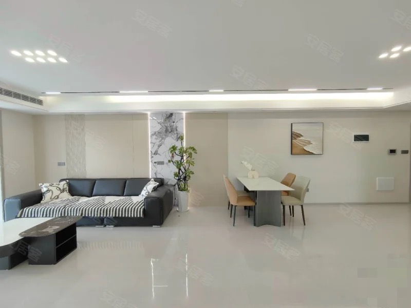 城南，电梯8楼，御湖世家，全新精装大三房，纯东边户，诚心出售