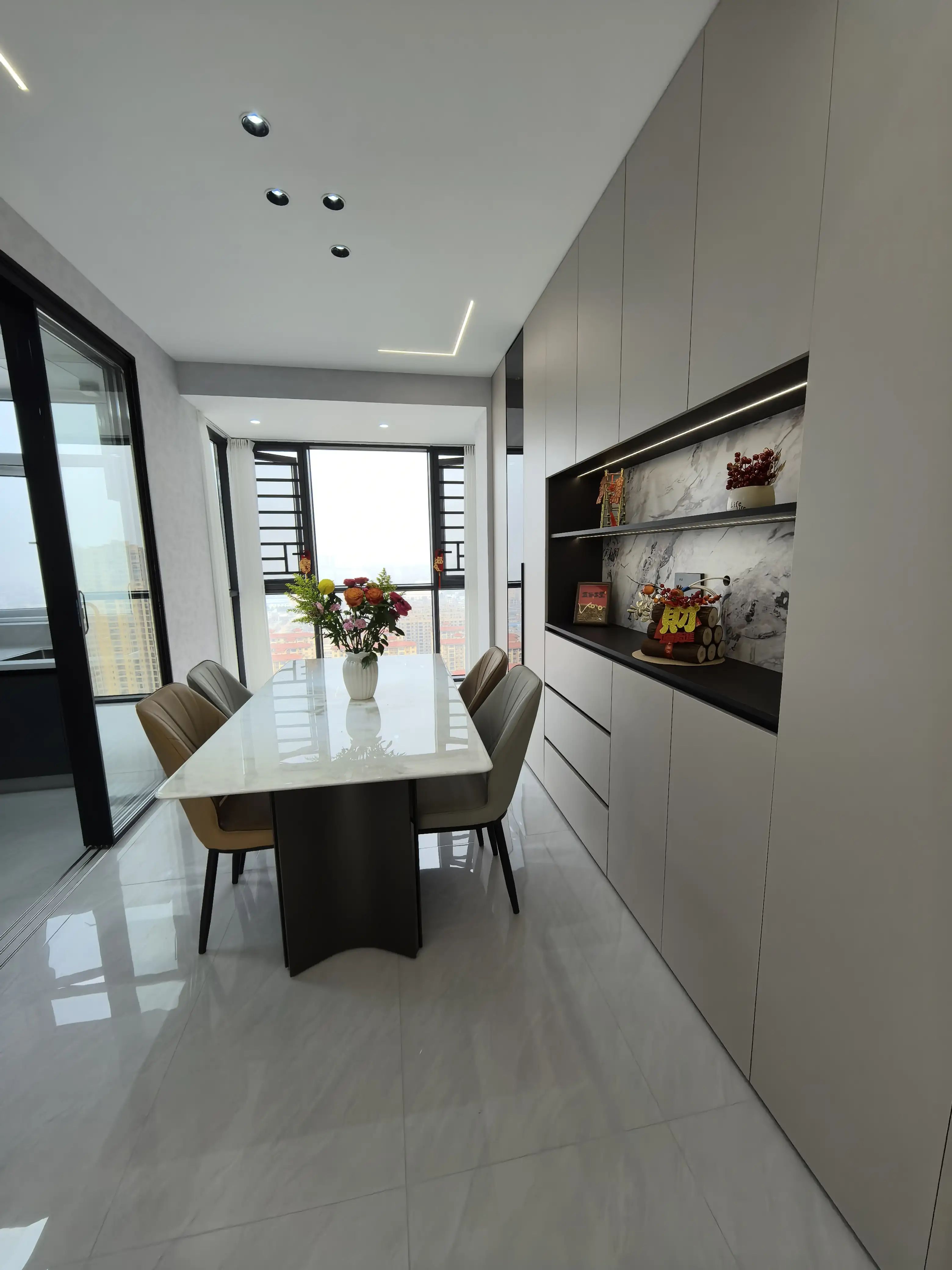 新妇幼对面，鸿昇现代城二期，精装三房两卫，边户，全新装修，好楼层