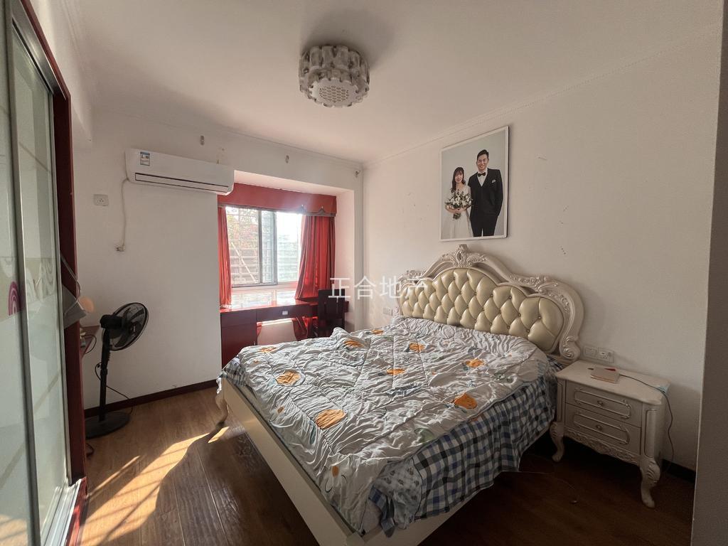 降价了，业主亏本急甩，一中对面，电梯精装三房两卫，带超大露台，快来捡漏，证满二