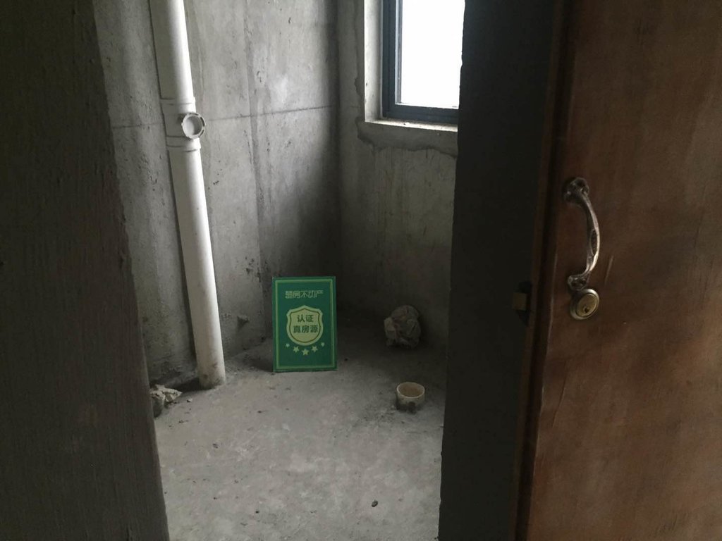 绿地华庭联排别墅，环境好的吓人，每天鲜氧环绕景色宜人