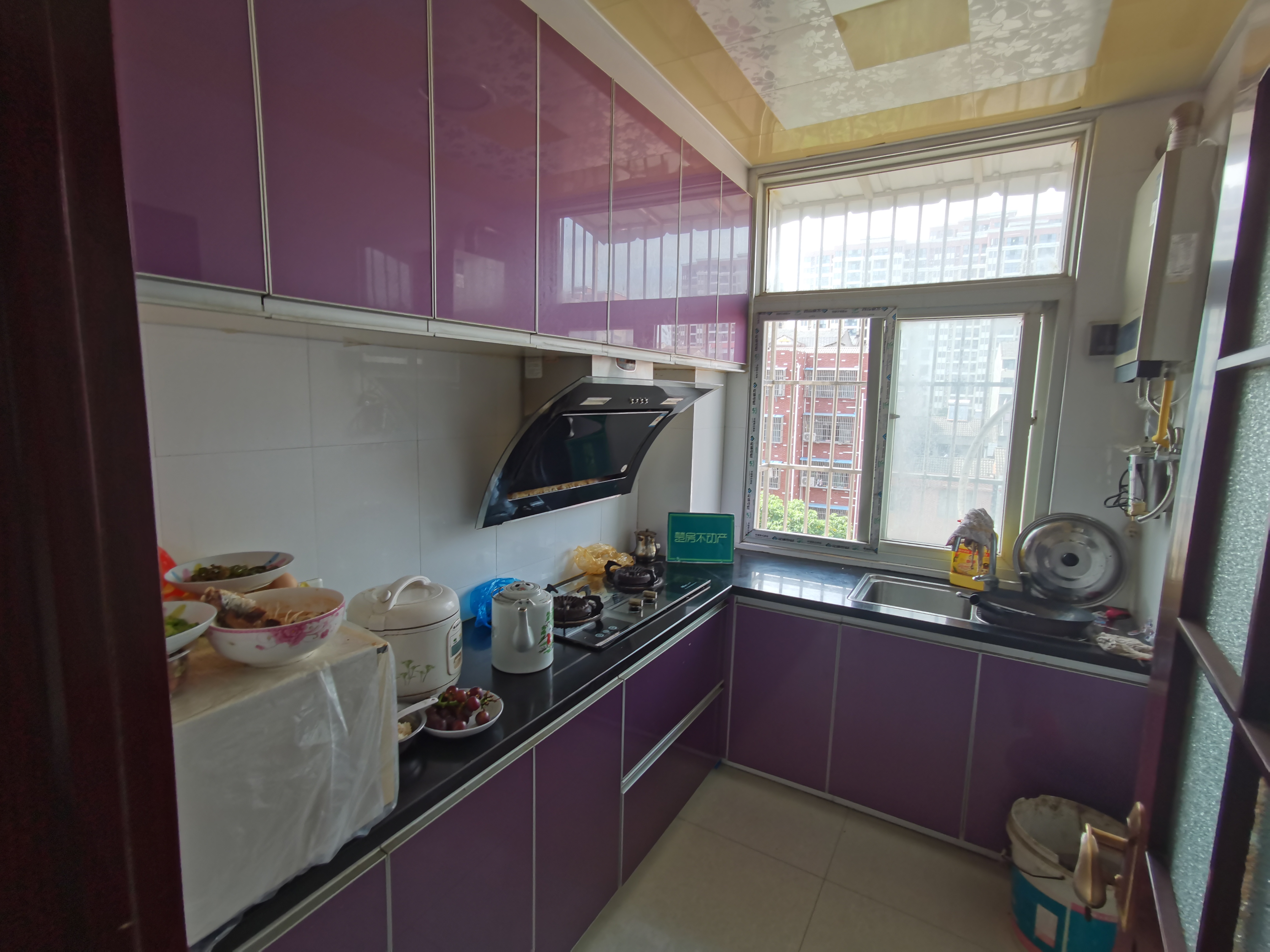 宏大小区精装3房房子保养的很好老证业主诚心卖