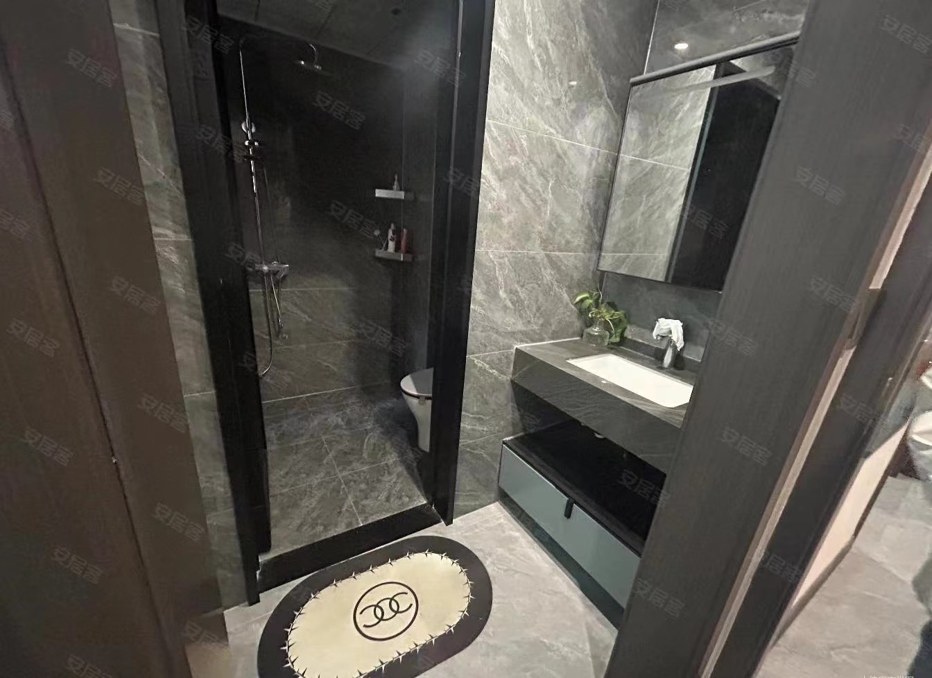 翡冷翠9.9成新，中间楼层，精装三房，证满二