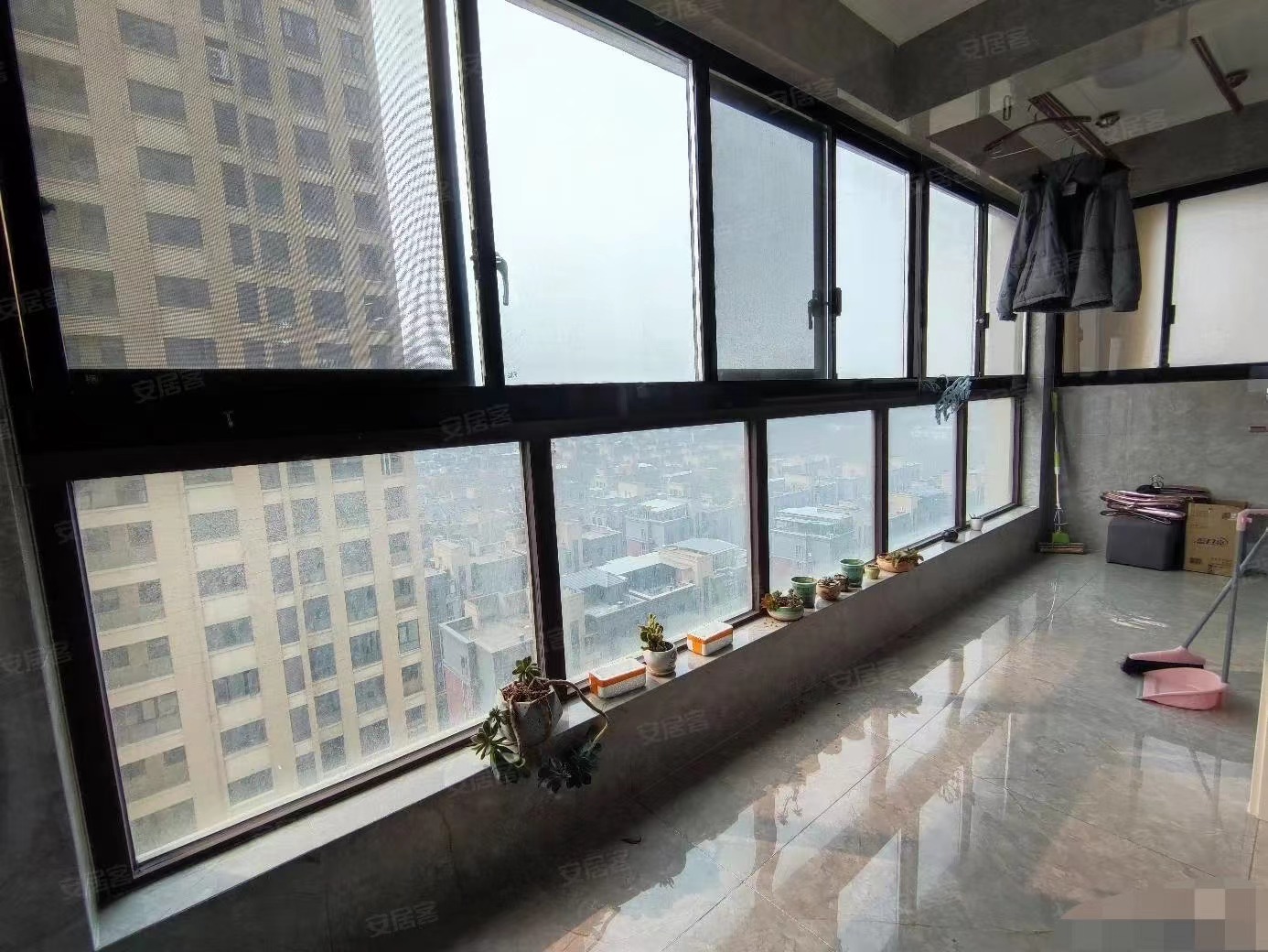 13，业主亏本急售，绿地香格里拉，中间楼层，基本未住，精装三房，证满二