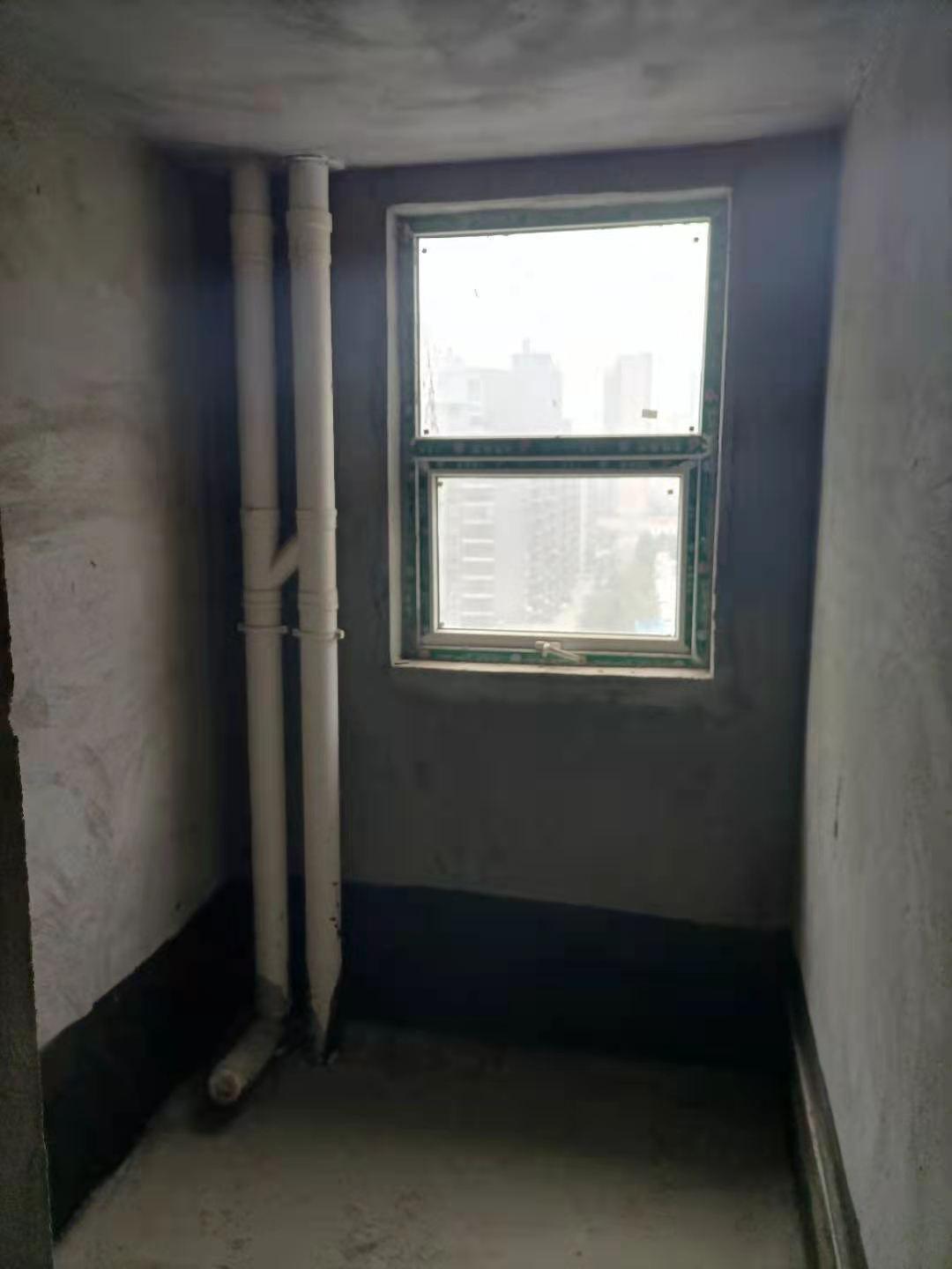 元泰未来城：新三中旁泰未来城毛坯大三房，中间楼层，税都交了，还有20万贷款