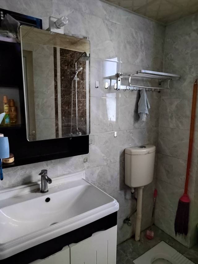 满庭春供暖两房出售