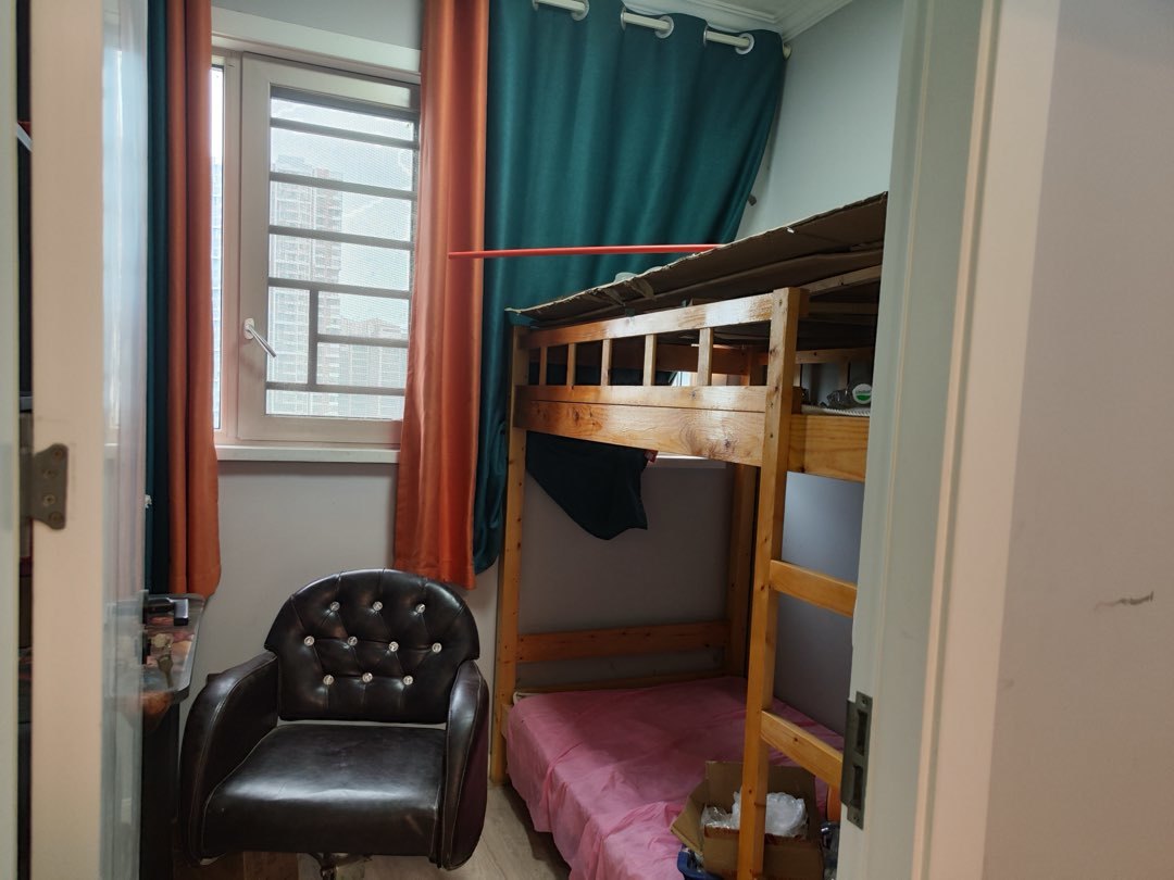 城西仙小附近，紫润尚城精装三房两卫，成色非常新，毛坯价出！