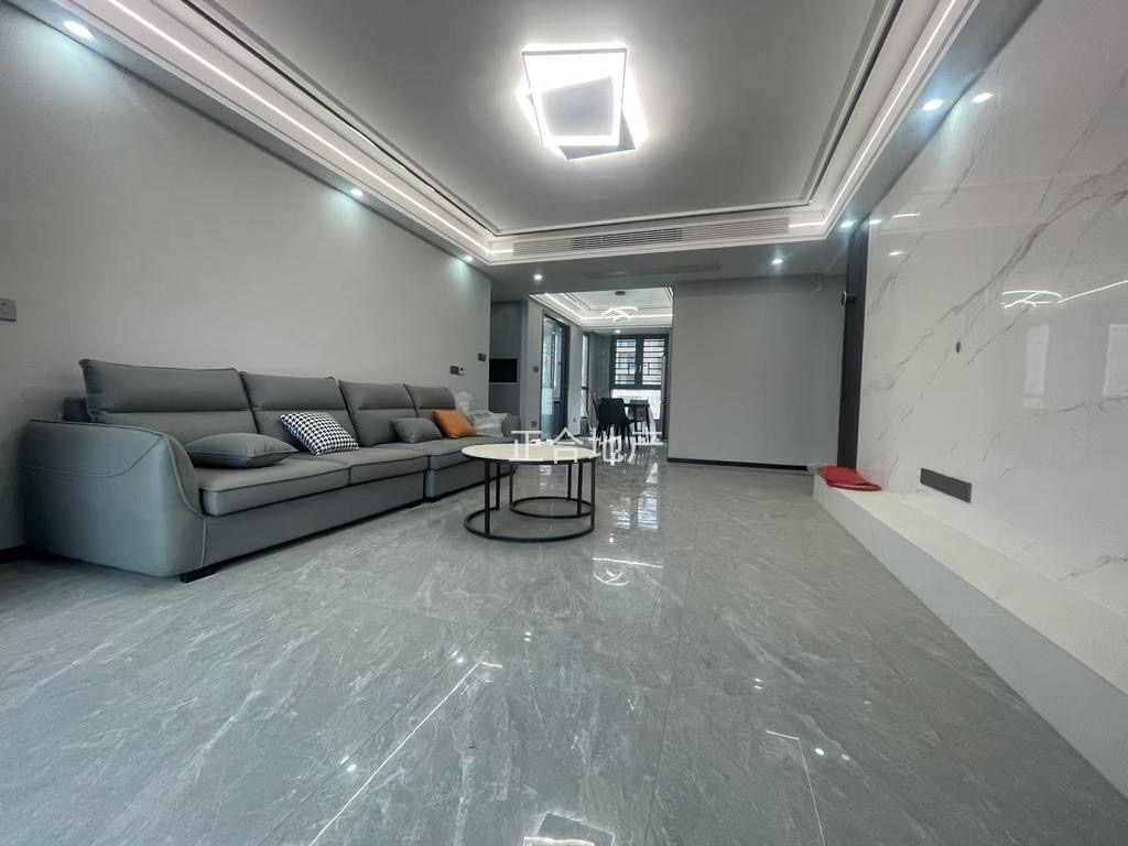 甩卖，满庭春， 精装3房2卫 ，东边户，电梯好楼层，​‮北南‬通透‬，全‮装新‬修， 拎‮入包‬住 ​，双阳台