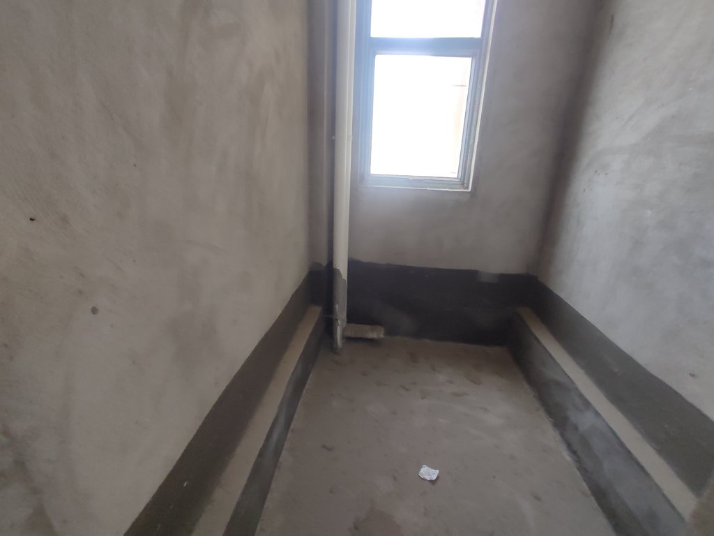 康湾一品.毛坯大三房.中间楼层.看房方便