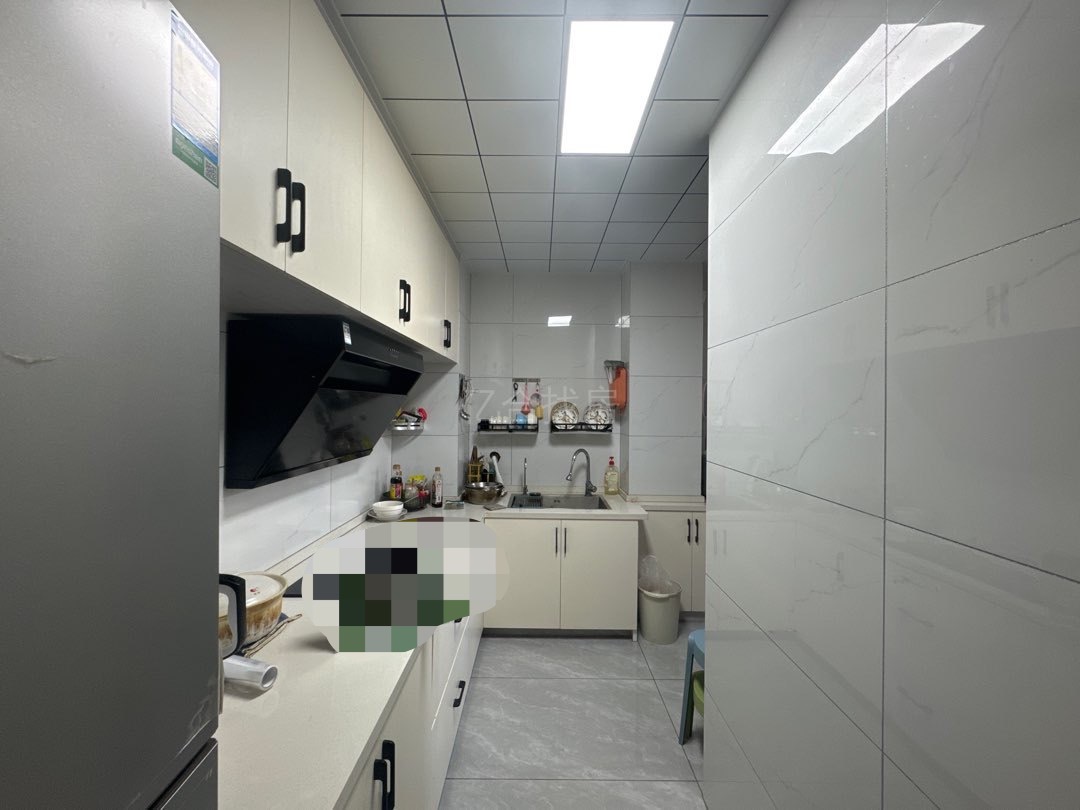 房东亏本出手，急售，元泰未来城A，精装小三房，9.5新，楼层好，三中