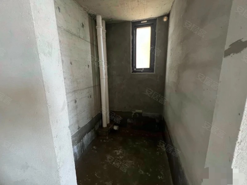 银浮领秀城，楼梯和现浇已弄好，带地下停车位电梯洋房，复式大平层，实际面积300多平，证满二，南北通透双阳台，四开间朝南，