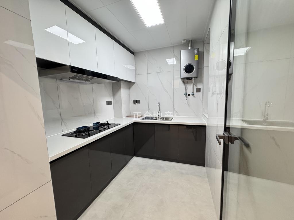 降价了，业主诚心出售，城南，森林国际湖景房，电梯好楼层，精装三房，证满二，新二中二小，