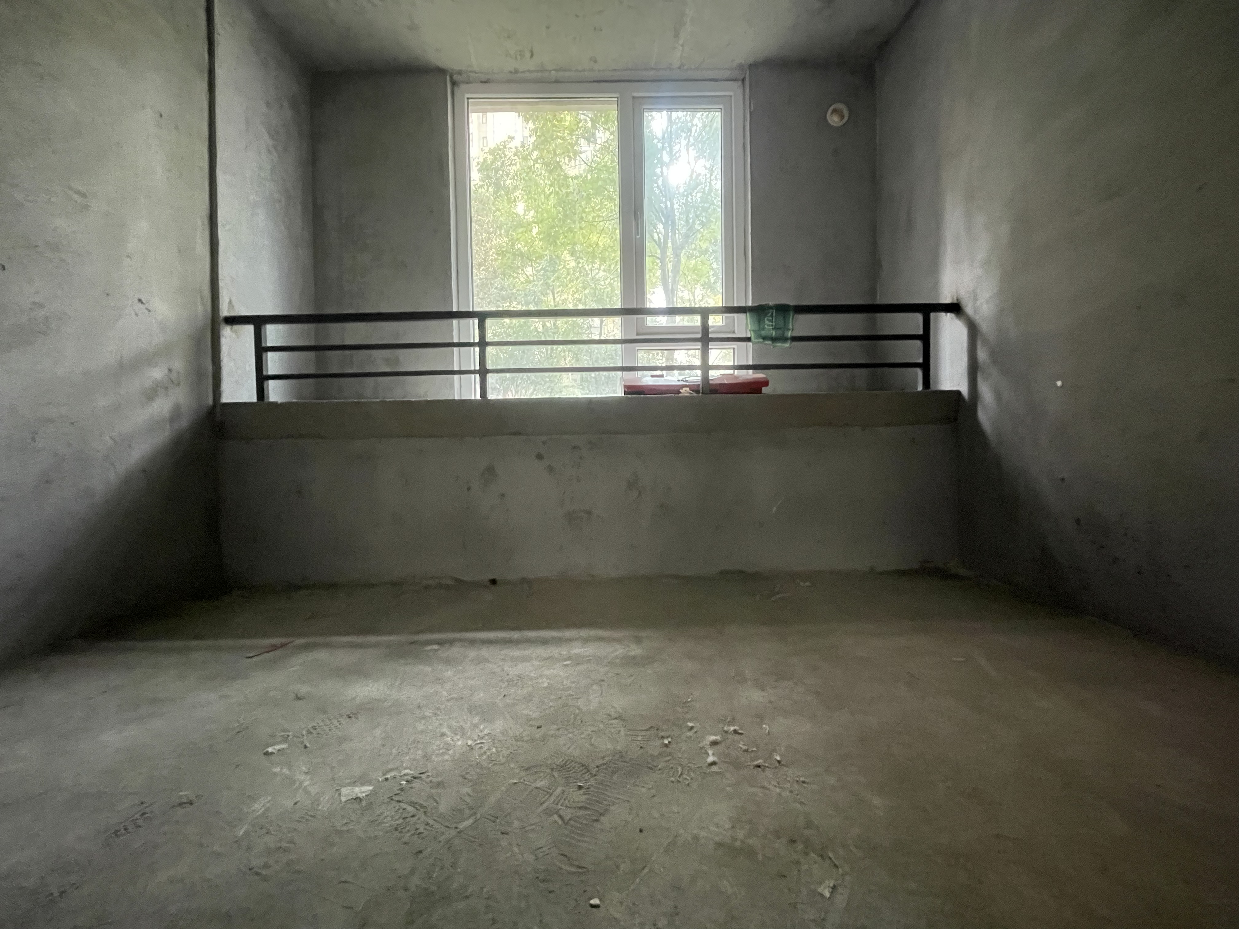 满庭春双阳台毛坯大三房出门就是大草坪空气会很好种点花花草草