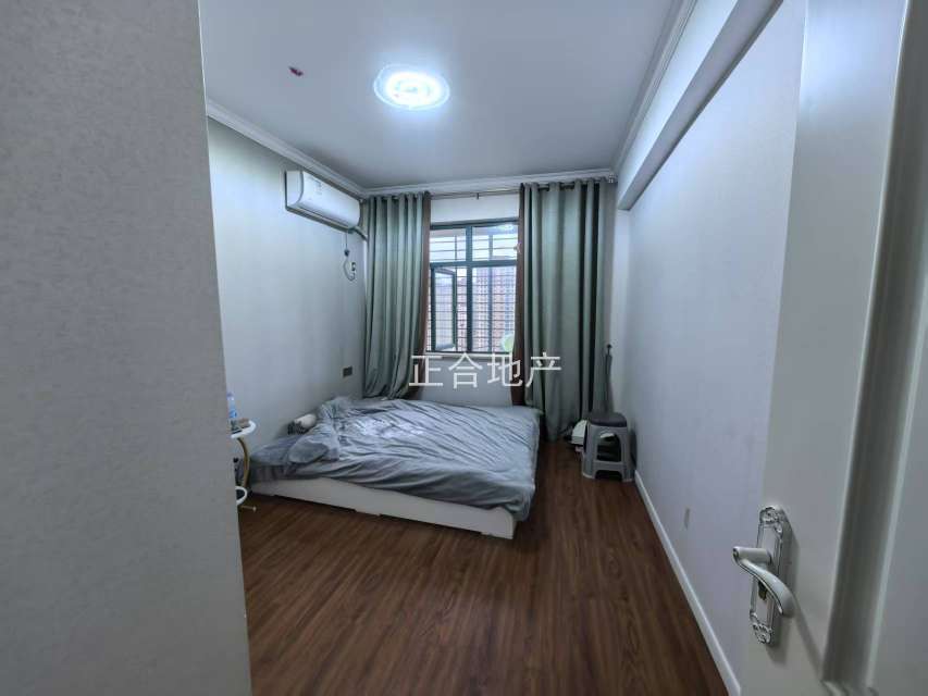 城南，新城壹号，实验三小旁，电梯好楼层，单价5200，精装三房两卫，证满二