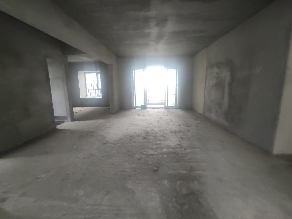 元泰未来城 毛坯大三房送入户花园 中间楼层 到位的狠