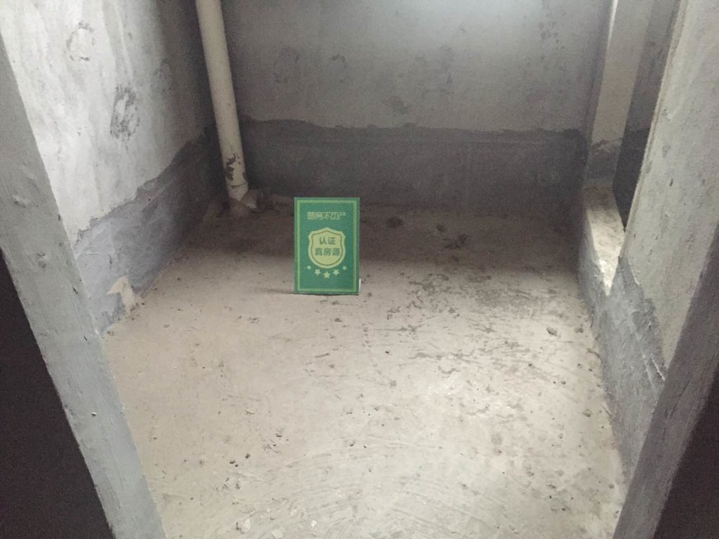 绿地华庭联排别墅，环境好的吓人，每天鲜氧环绕景色宜人