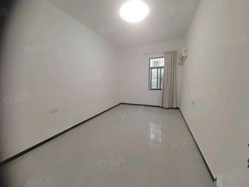 372，养老房，商城附近，四房，证满二，超大院子，停车方便，证满二