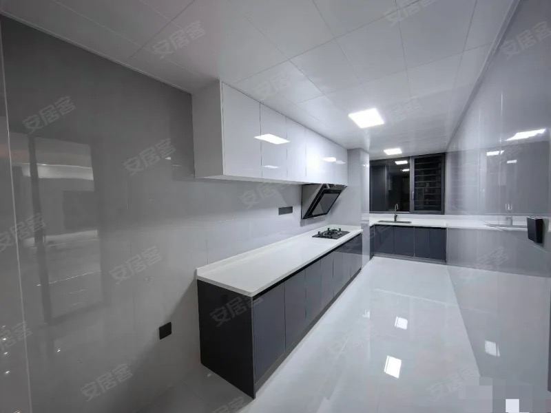 城西，精装大四房，双‬阳台，电梯小高层，全新装修，证满二