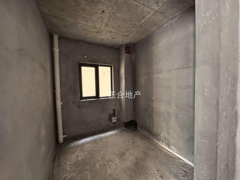 荣怀a区，现房，电梯小高层，好楼层15楼，4开间朝南，68万包满二