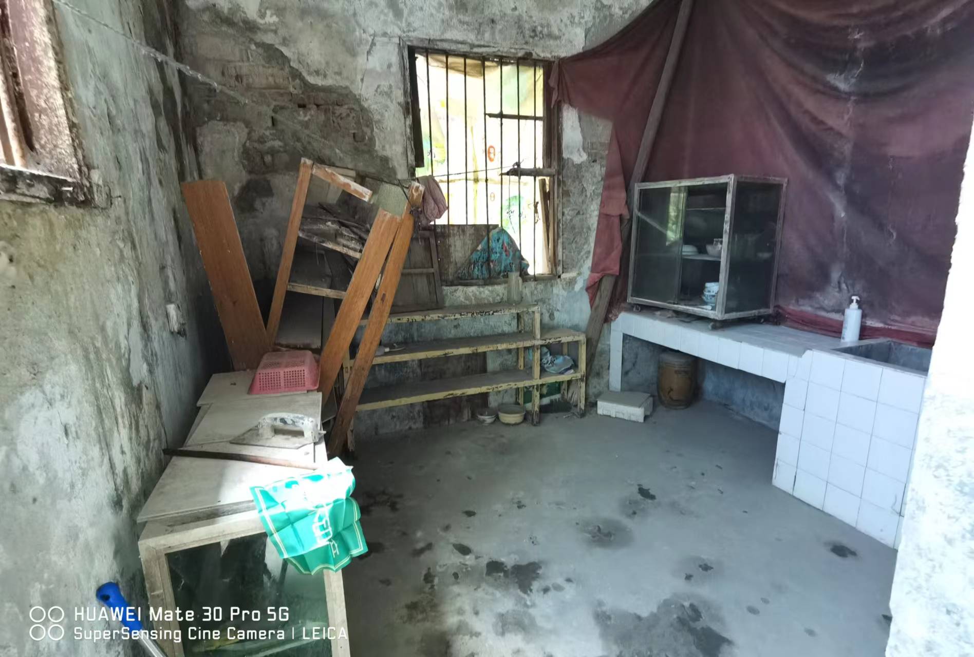 步行街旁私房两杆三层生活配套方便需要装修一下看房方便带露台带院子