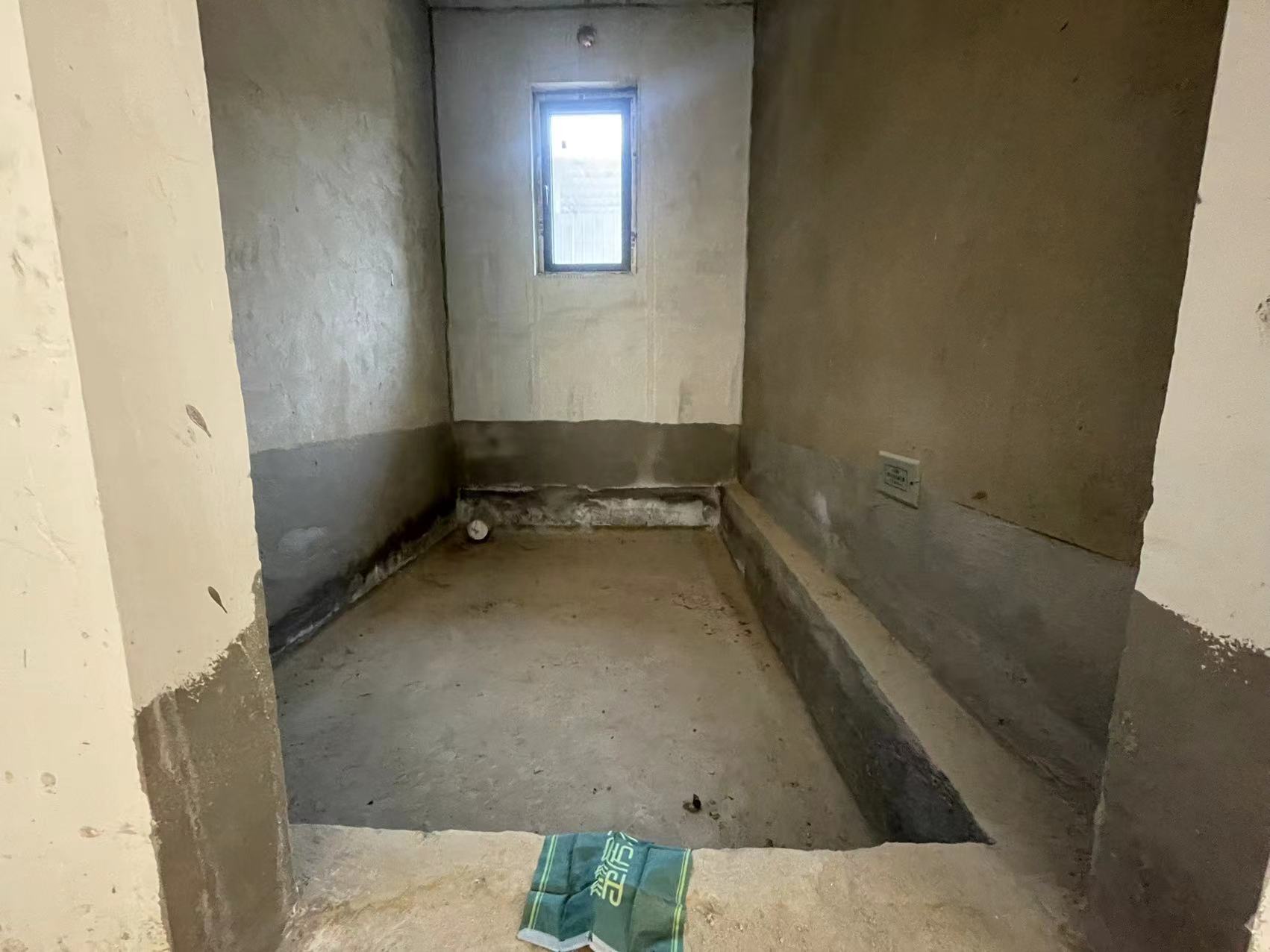 环球毛坯3面采光，单价5500，看房方便，出行方便