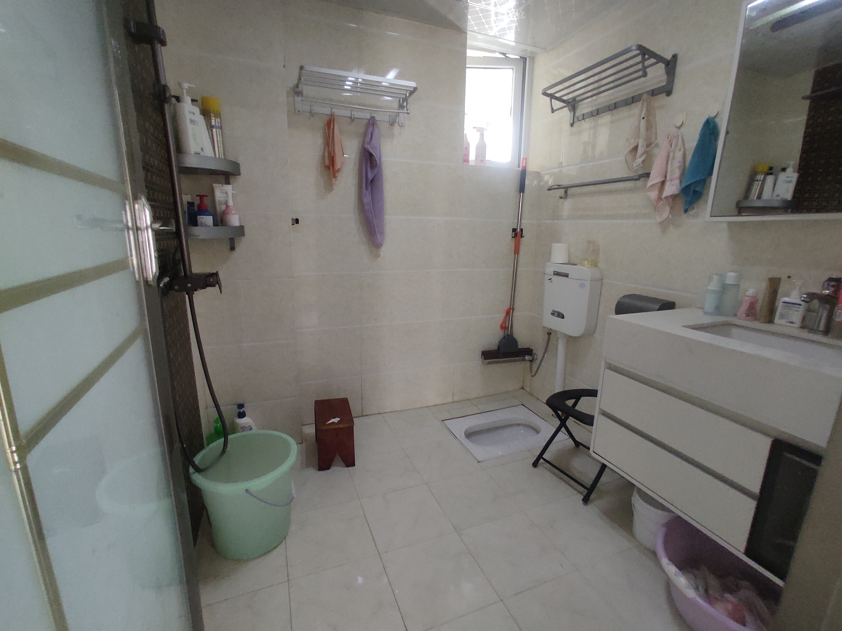 福星城.精装三房.房子这两年重新装修了的.证件满五.看房方便