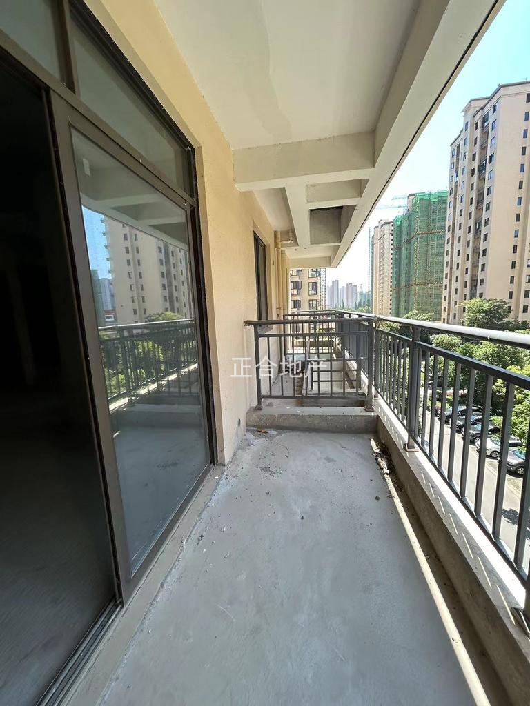 捡漏，房东亏本出，吾悦旁，现房，荣怀，单价4800,户型方正，5楼