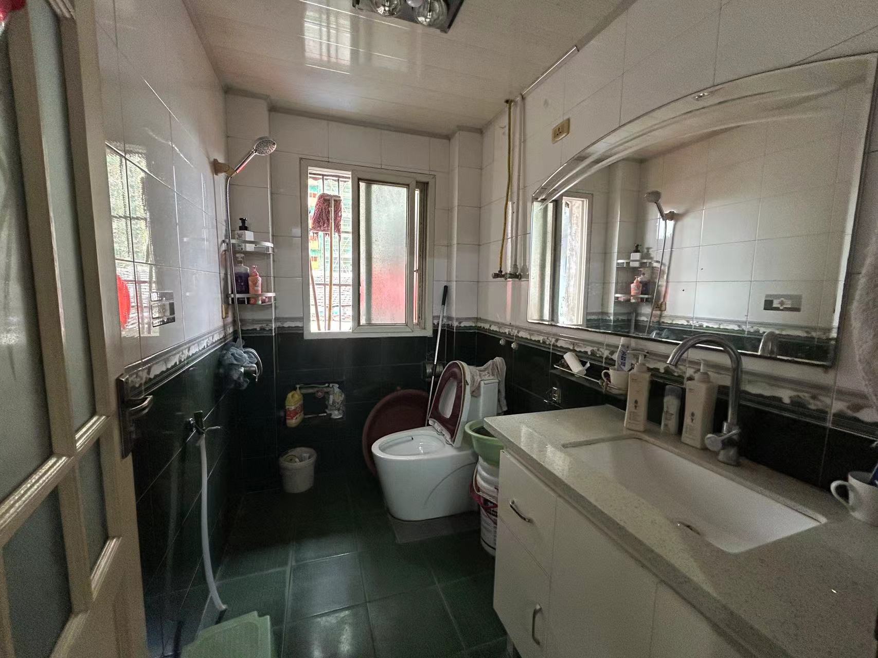 银鑫小区.小区有出场好停车.证件满二.看房方便