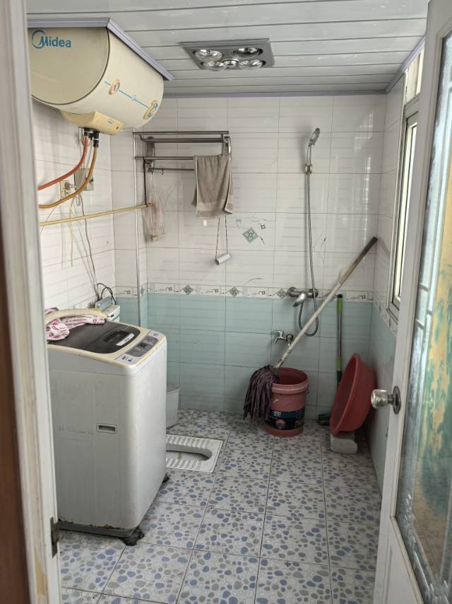 仙桃中学（沔中）附近招租：3室2厅2卫1厨1阳台，共120平，另还有18平的电动车车库。