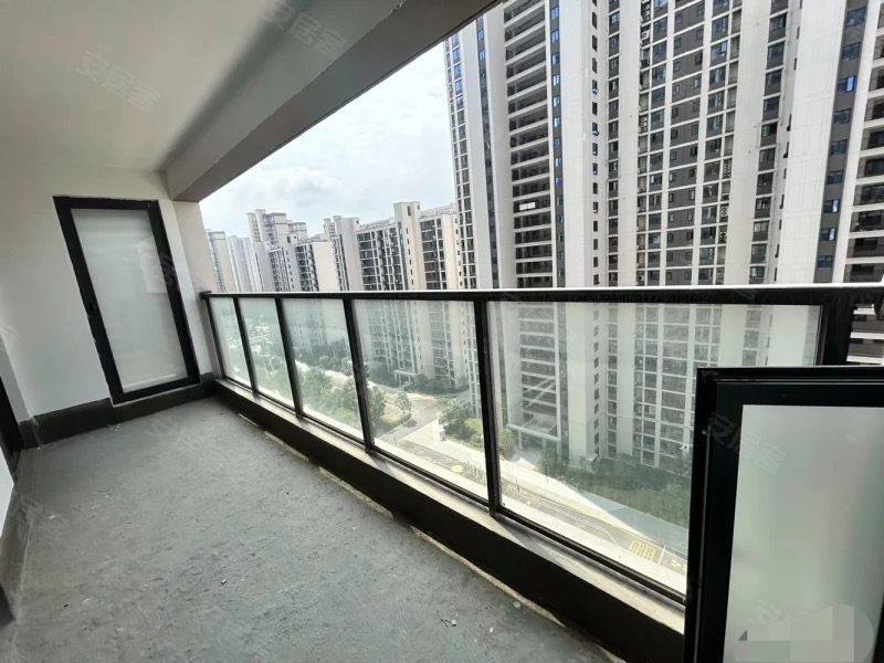 急卖，城南，吾悦广场，现房，毛坯三房两卫，好楼层14楼，房东包满二，单价6000