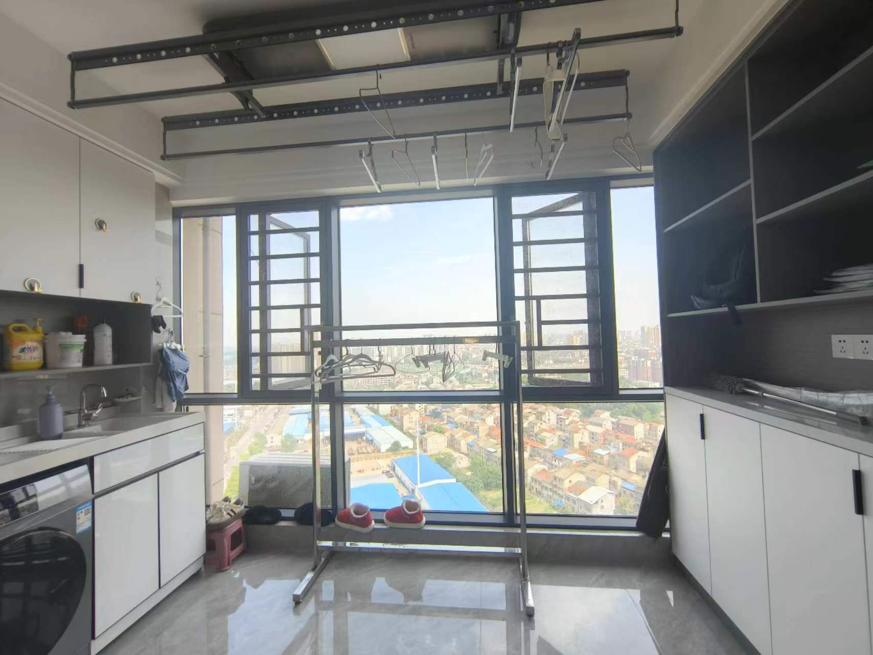 锦华手府.精装三房.中间楼层.看房方便