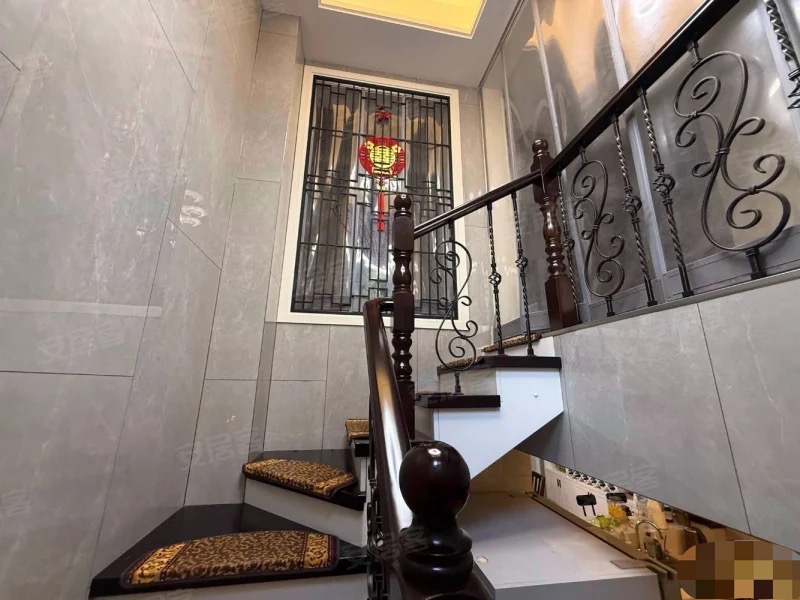 急售，城西，绿地香格里拉复式，豪装四房，带阳光房花园和车位，南北通透，单价不到4800，满两年