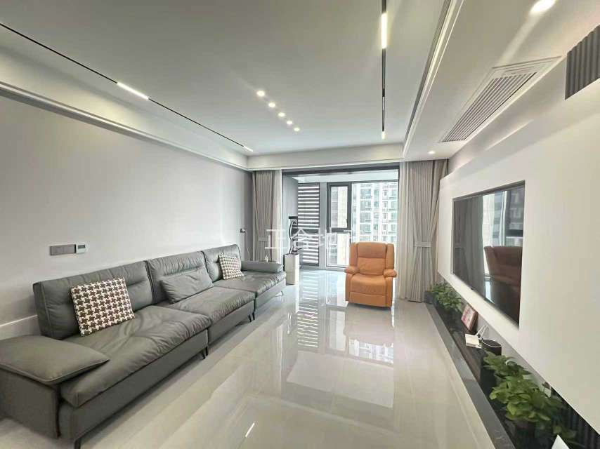 风和日丽，全新装修婚房，精装4房2卫，送车位，9.5成新，好楼层，新三中