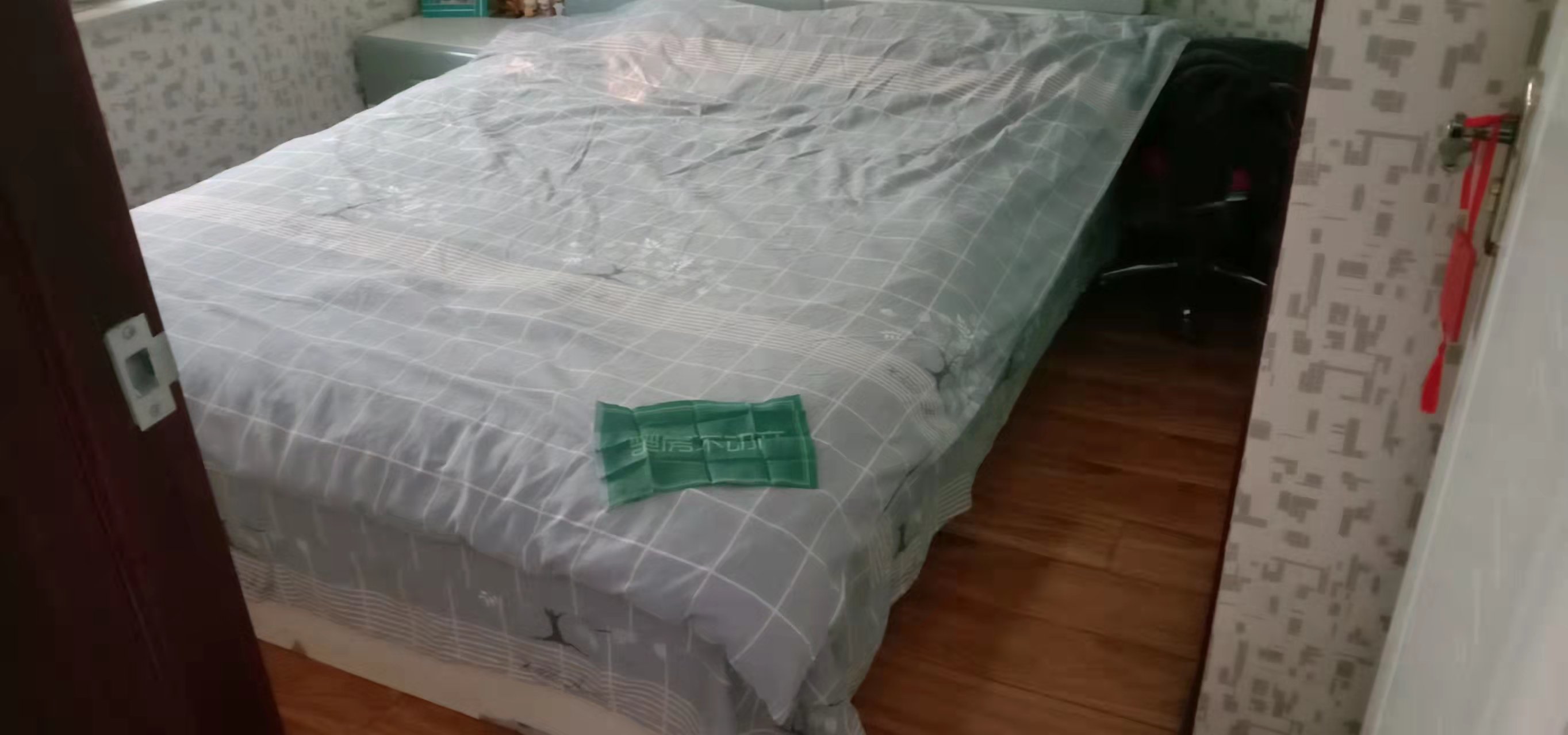 明珠新城精装三房拎包入住看房方便家里住的很少保养的不错哦