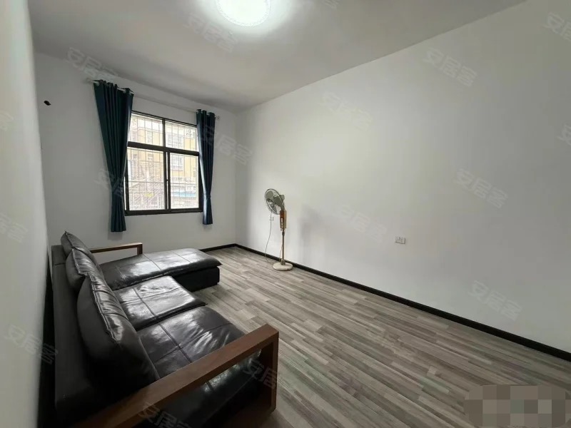 391，环球广场对面，步梯好楼层三楼，老证，三开间朝南，精装四房大院子好停车