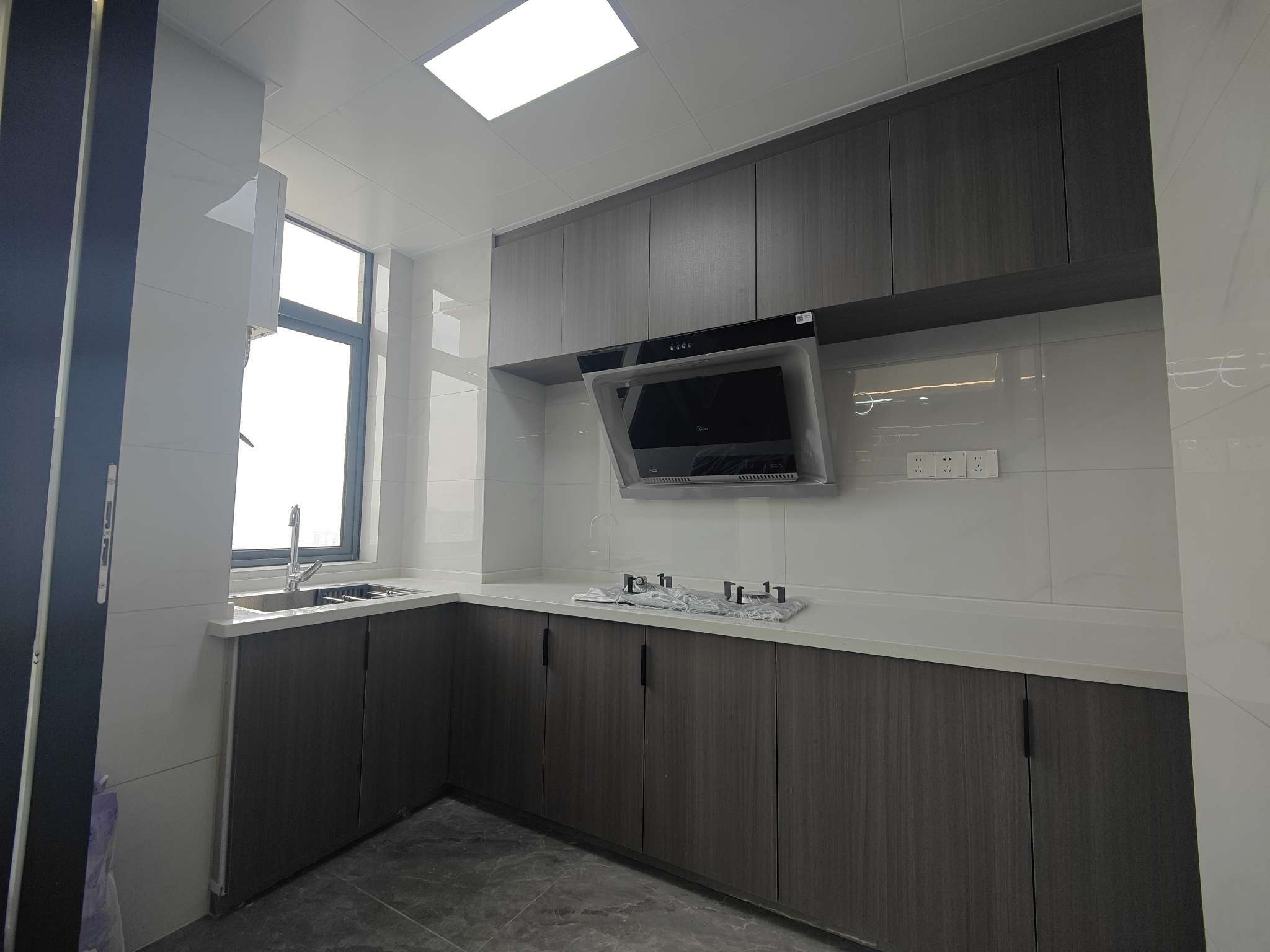 田园国际全新精装修电梯房没有住过现在买现在就可以住！