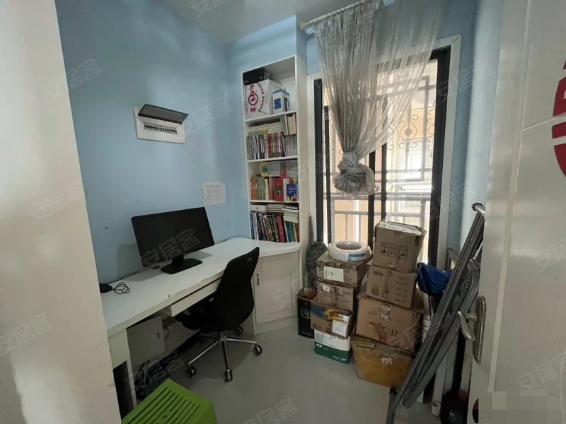 商城旁，圣淘沙精装四房，单价4000全屋暖气片，江景电梯房