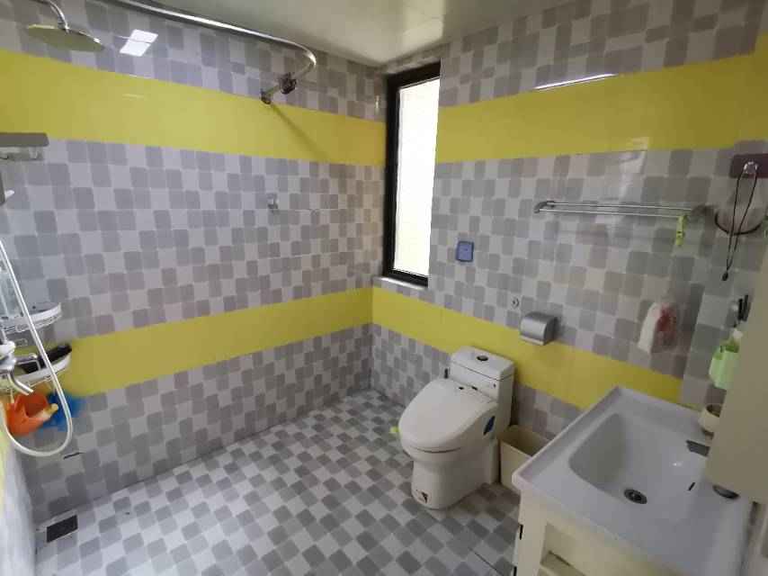 急售…绿地华庭天然氧吧，上下分层两户进出，产权面积254平米，使用面积315平米。