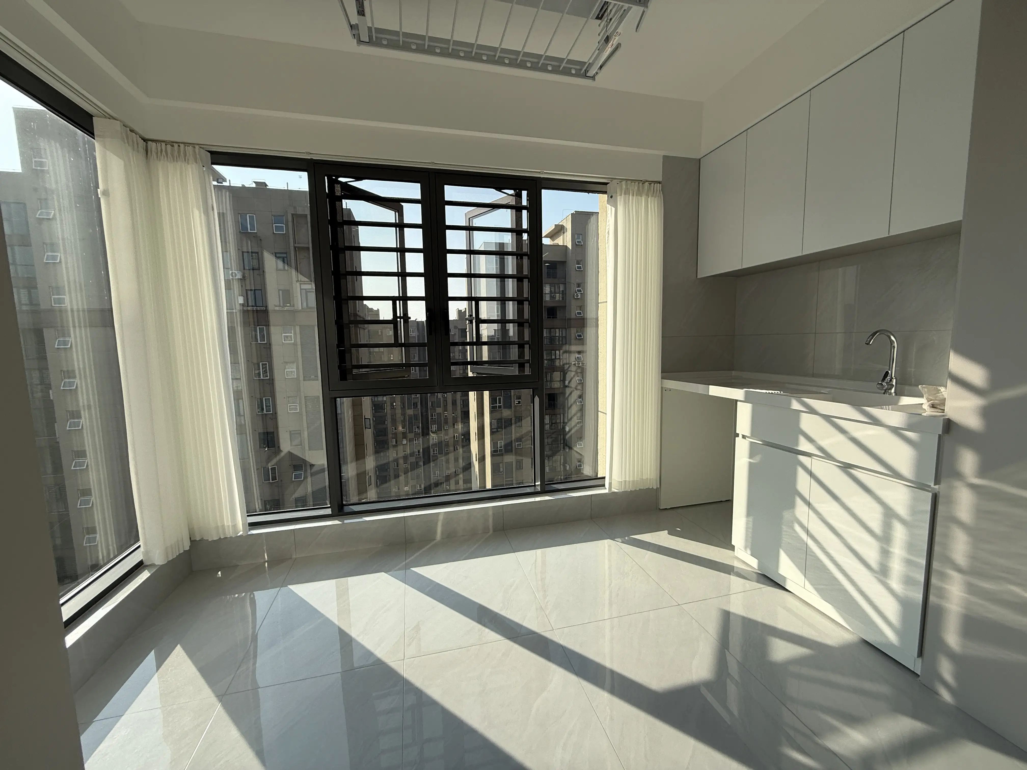 城南，元泰未来城B2区。全新装修，精装三房二卫，湖景房，中间好楼层，