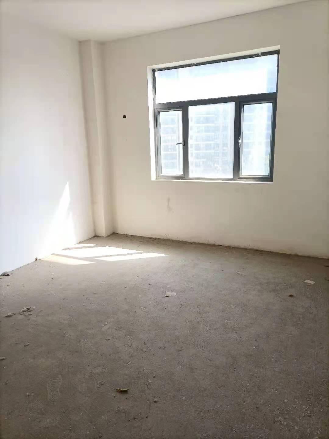 三丰鼎城毛坯大平层，采光非常好。户型大气，满两年，有钥匙