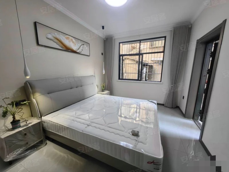 环球钟心旁，一楼带院子，银鑫小区，精装三房两厅两卫，养老陪读，证满二，手付1万