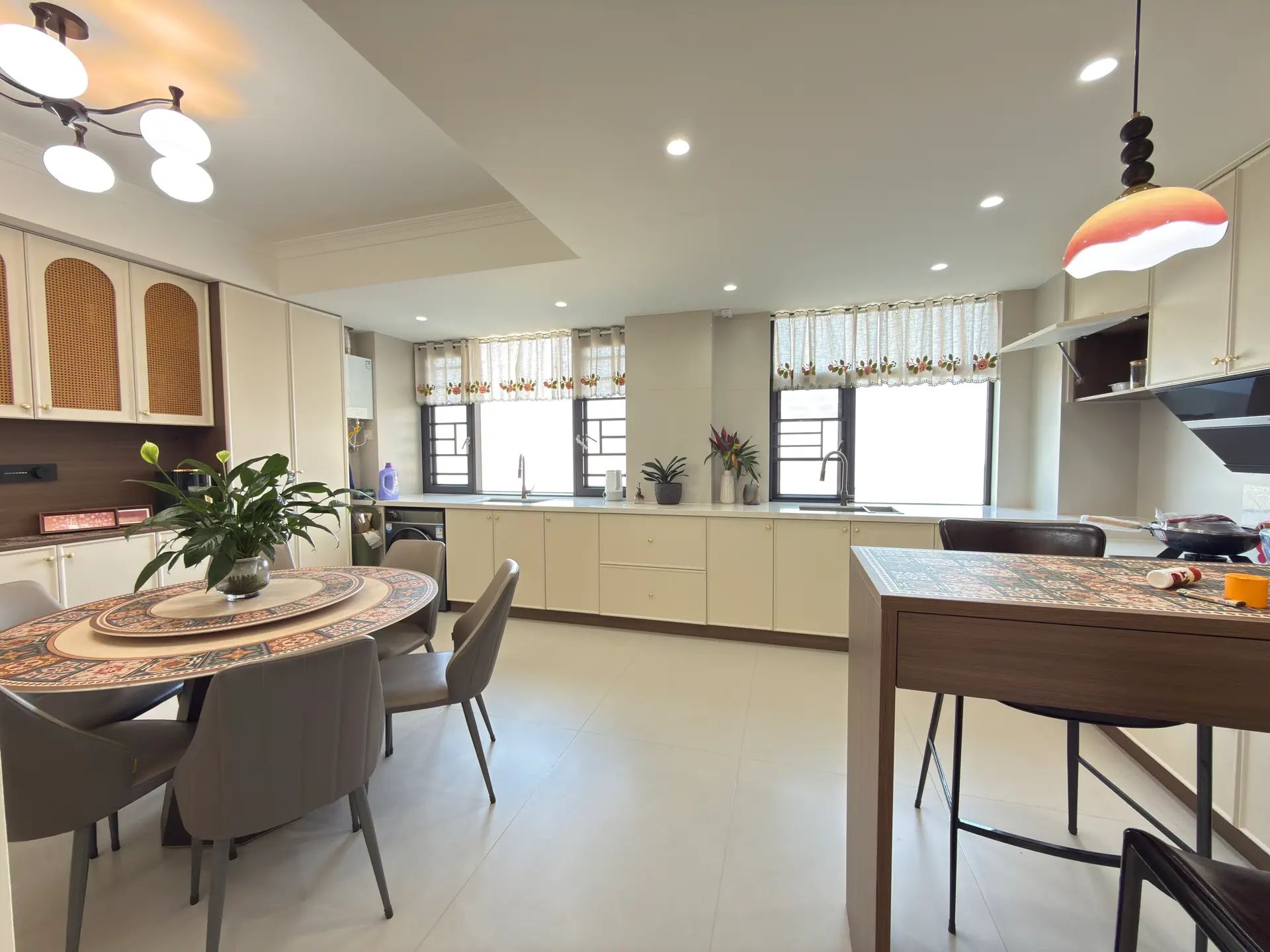 洋房！电梯小高层，好楼层，全屋高档家私，法式中古风，证满二