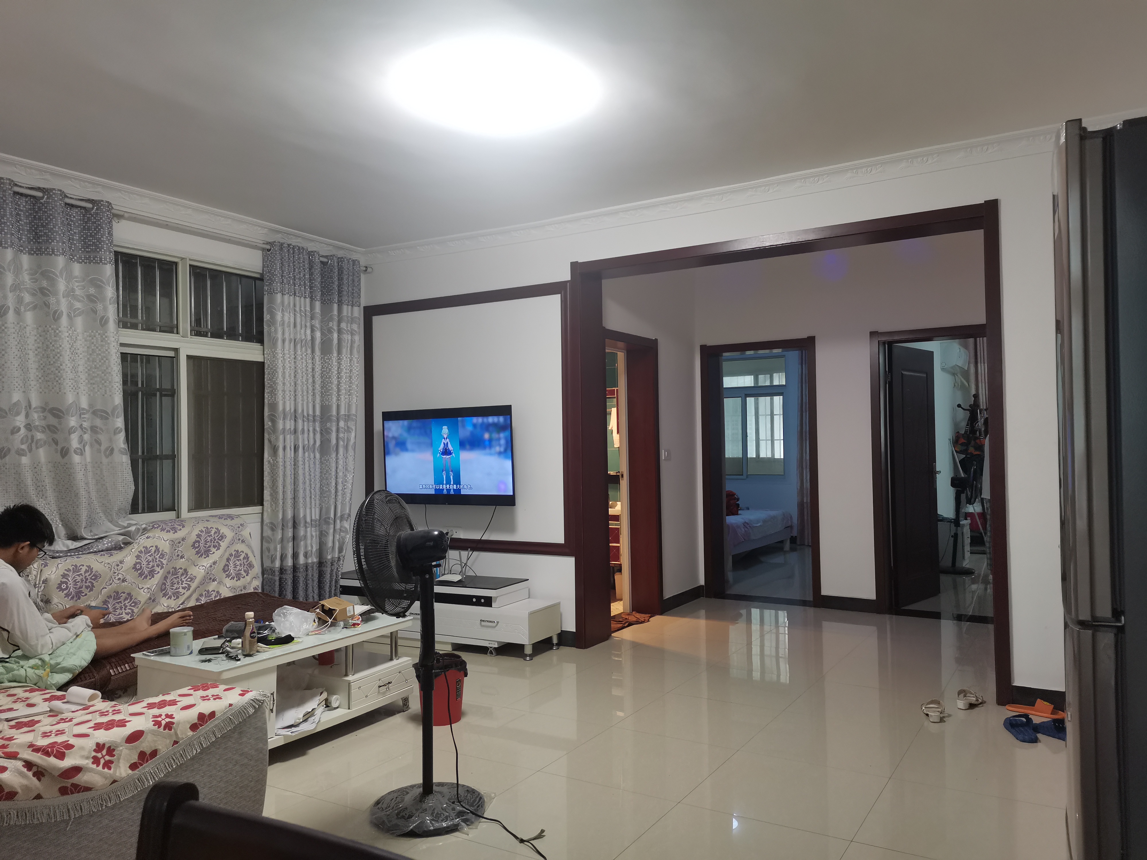 步行街后面三房诚意出租，步梯三楼好楼层，精装家具家电齐全拎包入住