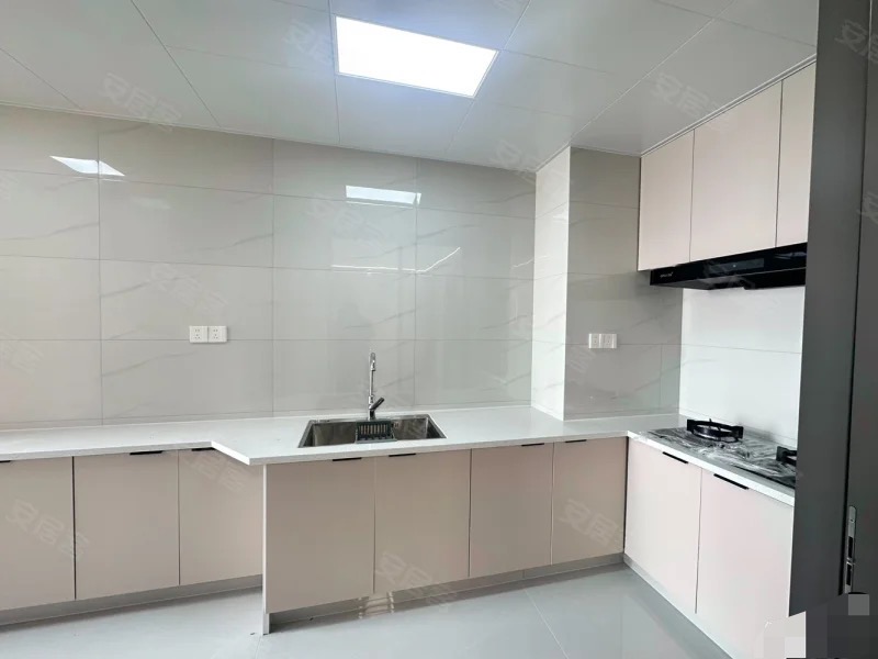 急售，亏本出，南国明珠，全新精装三房一卫，电梯19楼，视野采光好，