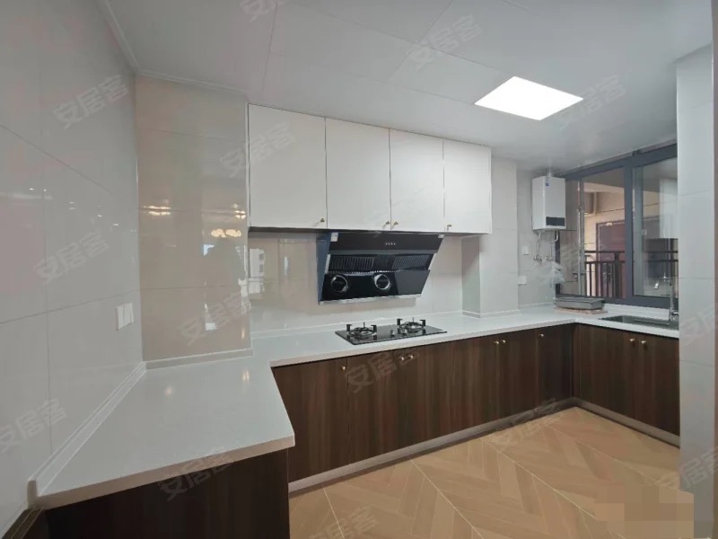 城南，沔街旁，御湖世家，精装三房，电梯19楼，拎包入住