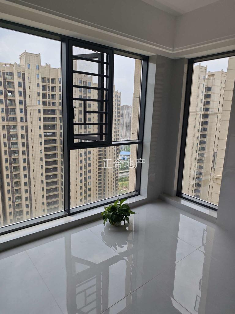 城南，御湖‬世家，边户，电梯好‬楼层，精装3房2卫，车位，诚心出售，证满二