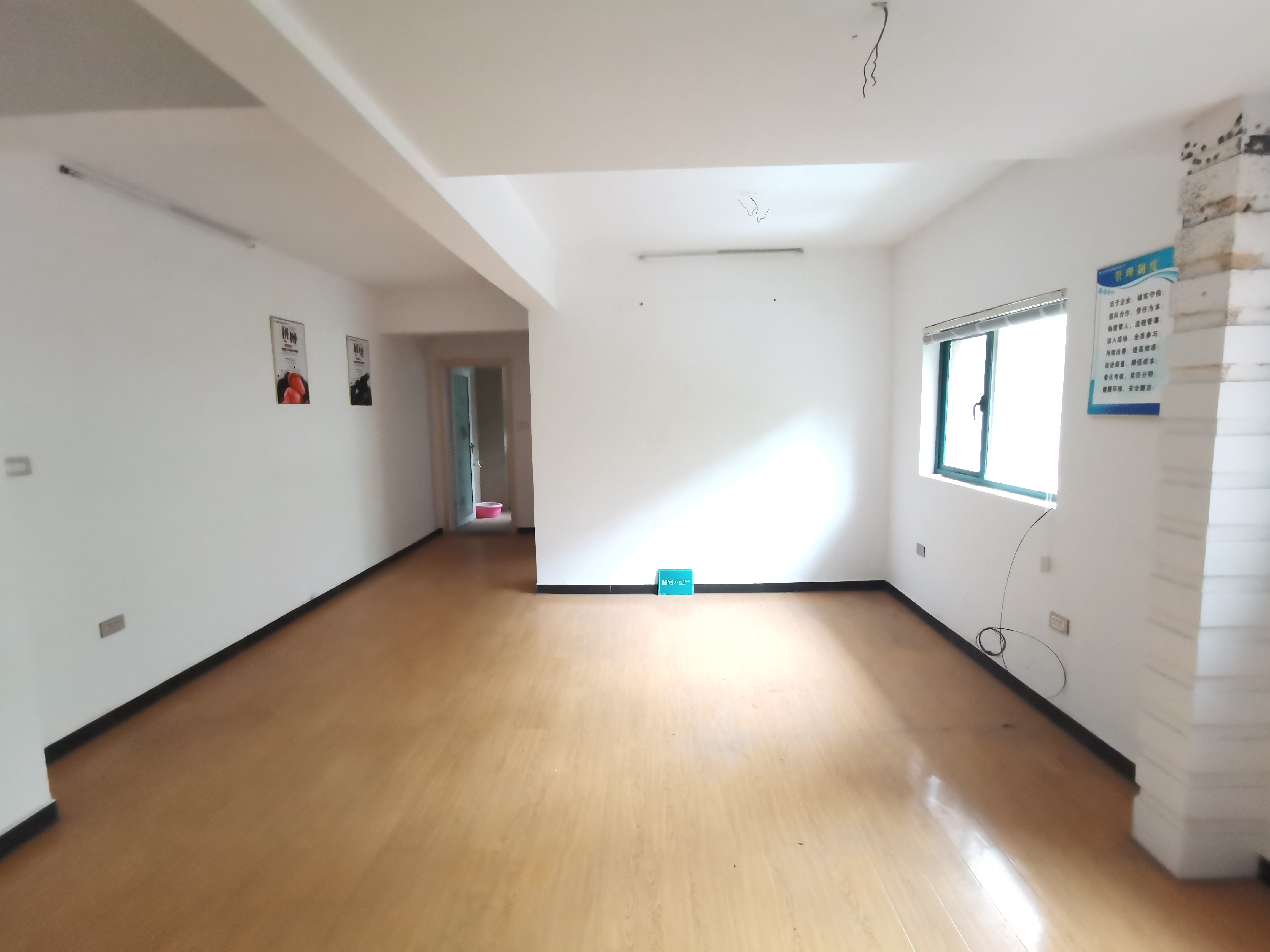 新街小区里面门面房，146平单价5000不到，不动产证在手