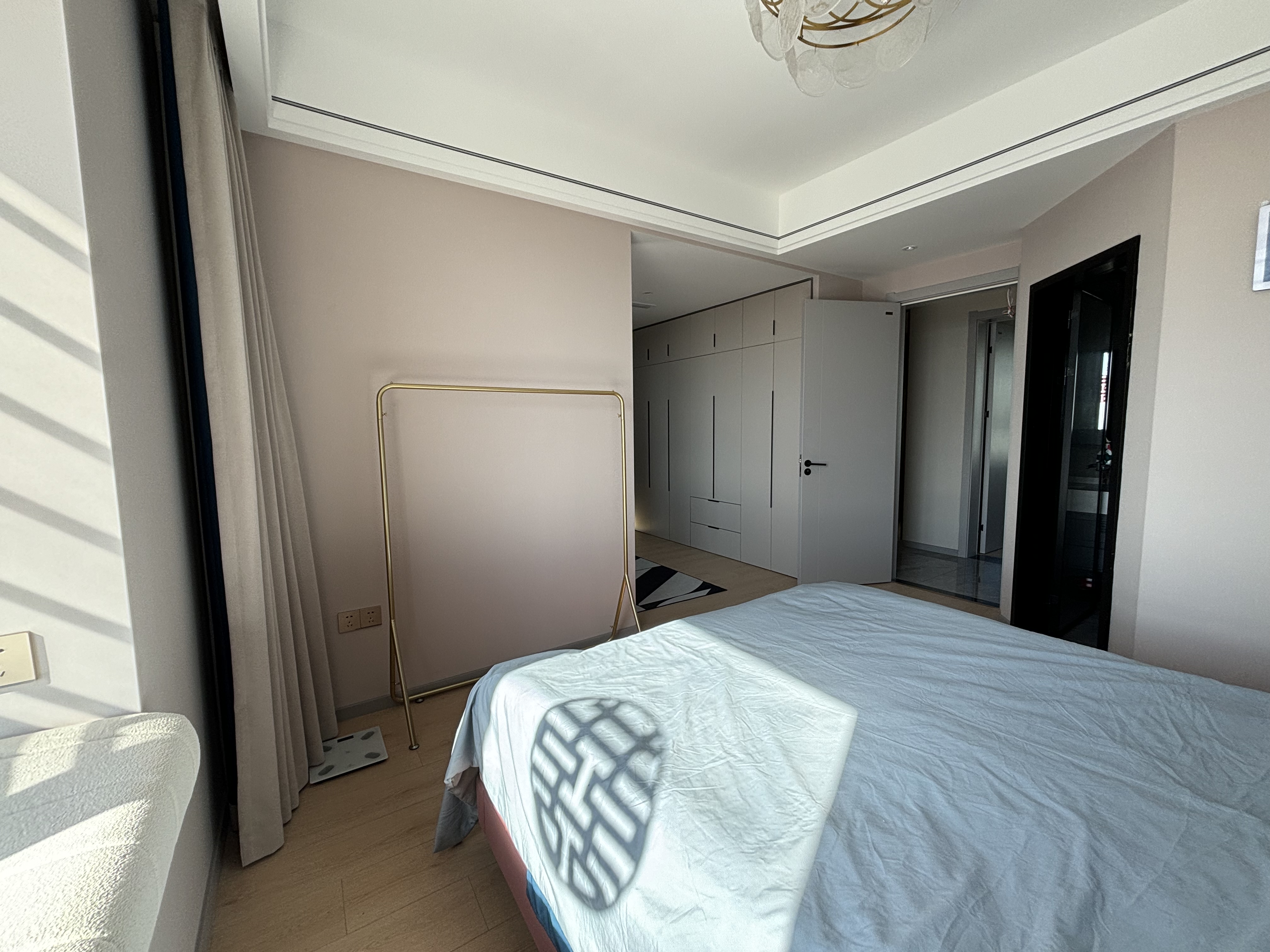 风和日丽.全新品牌装修三房.出门就是學笑.看房方便