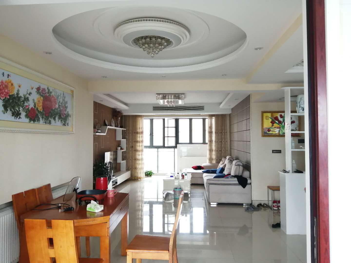 紫禁城精装大三房，客厅餐厅也超大，电梯好楼层